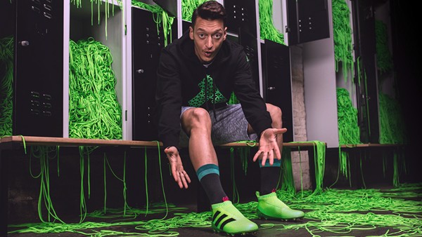 ace_16_pure_control_ozil_42eda2dcfa864726b4e48da3f977b28e_grande giay da bong tien ve ace pure control khong day da bong