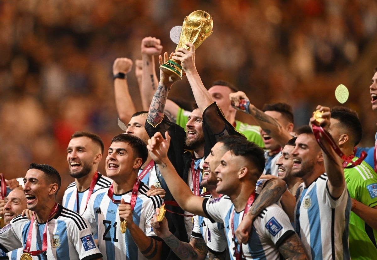 messi chạm cup vang world cup 2022