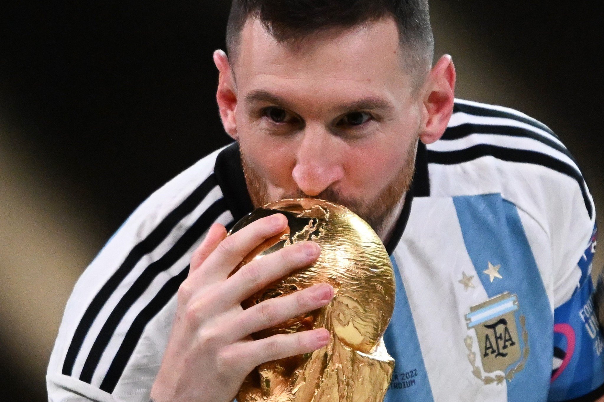 messi chạm cup vang world cup 2022